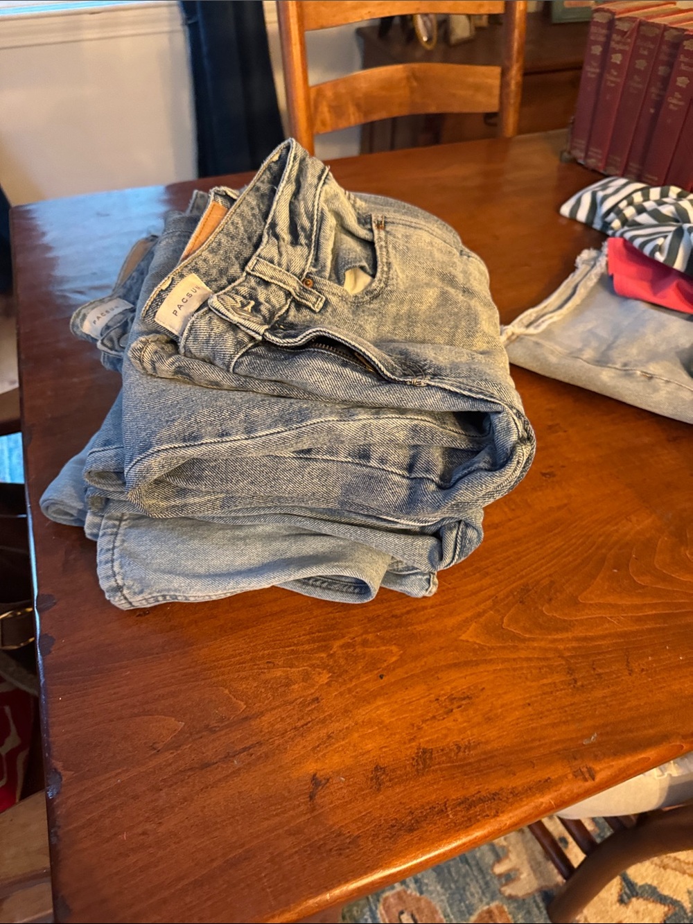Selling a lot of four namebrand jeans, they must all go